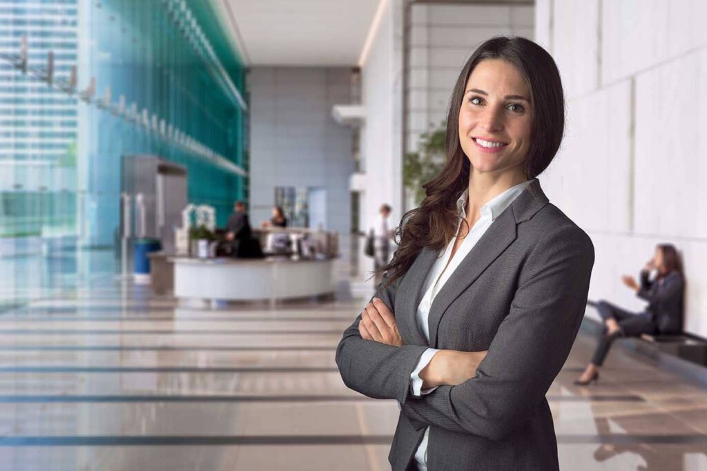 chica profesional entrada edificio